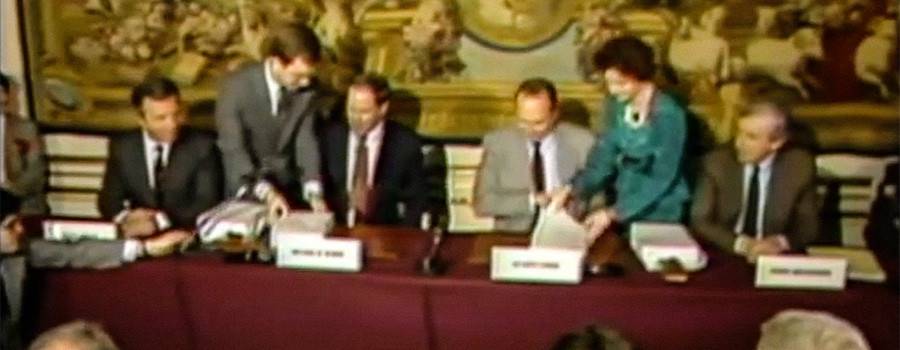 24th March 1987: Michael Eisner and president Jacques Chirac sign the "Agreement on the Creation and the Operation of Euro Disneyland en France". Source: Euro Souvenirland