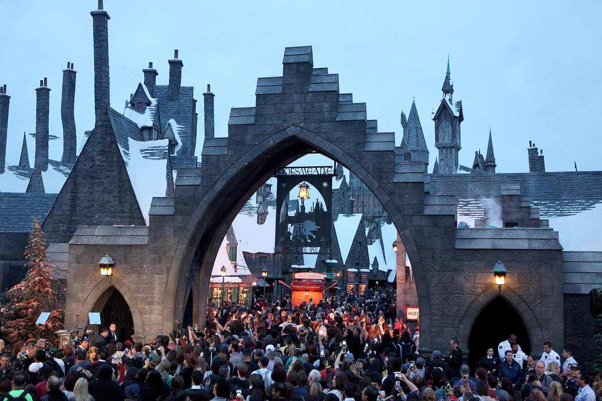 Opening Day crowds at The Wizarding World of Harry Potter Grand Opening - April 7, 2016 - Photo by: David Yeh