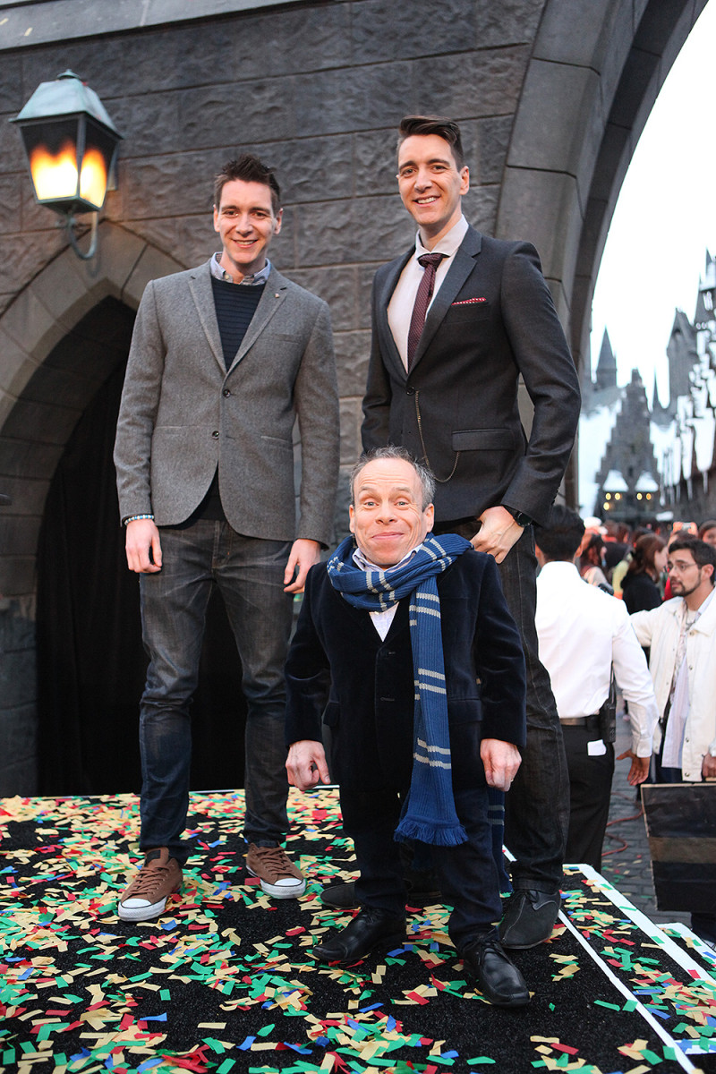 James & Oliver Phelps with Warwick Davis at The Wizarding World of Harry Potter Grand Opening - April 7, 2016 - Photo by: David Yeh