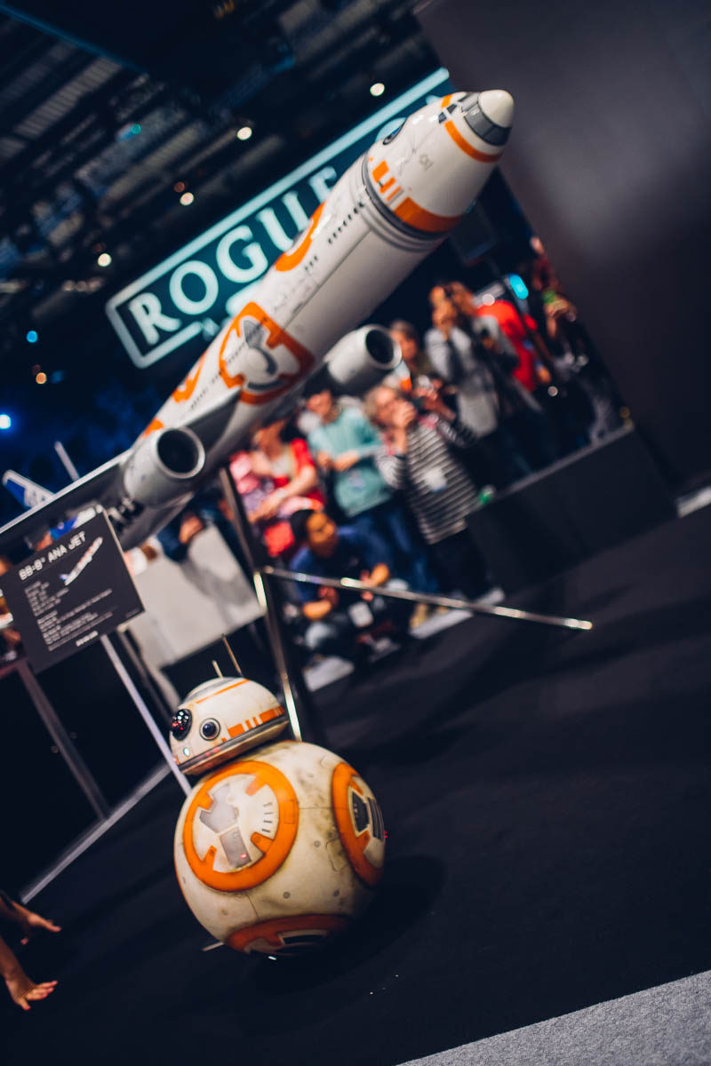 BB-8 and plane